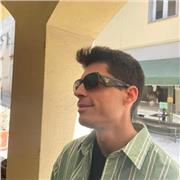 Studente universitario di scienze politiche pronto per aiuto compiti o per ripetizioni per superiori di qualsiasi materia